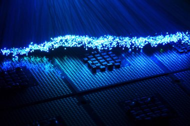 Cpu çip işlemciler üzerinde renkli fiber optik