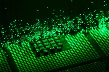 Cpu çip işlemciler üzerinde renkli fiber optik