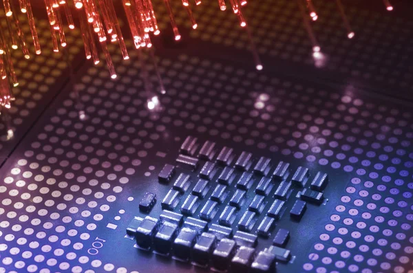 Cpu çip işlemciler üzerinde renkli fiber optik