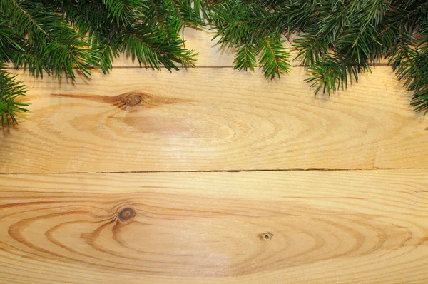 以木材为背景的圣诞树树枝 圣诞节背景 — 图库照片