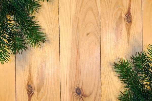 以木材为背景的圣诞树树枝 圣诞节背景 — 图库照片