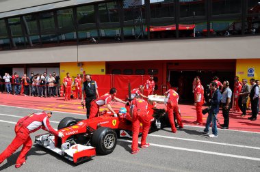 Ferrari F1 takımından Fernando Alonso İtalya 'daki Mugello Pisti' nde Formula 1 Takım Günleri 'nde yarışıyor..