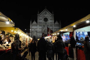 Floransa, Kasım 2018: Floransa'nın merkezinde Noel pazarı. Piazza Santa Croce pazarda Noel ışıkları ve kutsal bazilika arka plan üzerinde çapraz. Florence, İtalya.