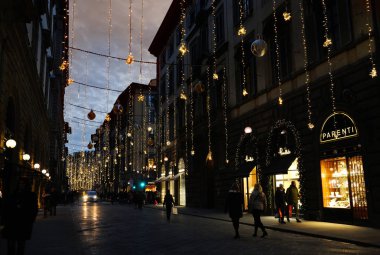 Floransa Kasım 2018: Noel ışıkları süslemeleri Floransa, İtalya'nın merkezinde. Editoryal görüntü.