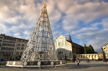 Florence, Aralık 2018: Piazza Santa Maria Novella, Florence, Noel ağacı. Arka planda Santa Maria Novella Bazilikası ile Noel ağacı. Noel atmosferi. İtalya.