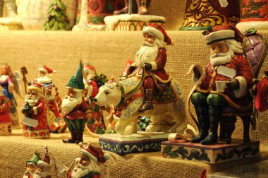 Florence, Aralık 2018: ahşap heykeller Noel karakter bir pazarda Floransa, İtalya.