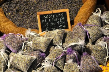 Florence, Aralık 2018: Lavanta ot Floransa'da bir Noel pazarda. İtalya