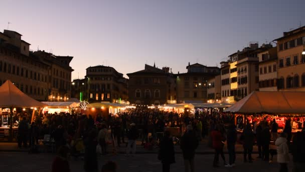 Florence December 2018 Sparkling Lights Christmas Market Tourists Busy Shopping — Stock Video