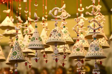 Florence, İtalya - Aralık 2018: çatıya Noel Pazarı 'Basilica of Santa Croce' önünde asılı küçük süslü çan. Noel 