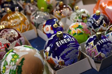Florence, İtalya - 8 Aralık 2018: boyalı Noel topları bir Noel Pazar Floransa, İtalya Merkezi'nde.