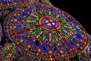 Florence, Aralık 2018: Işıklı Noel ağacı Piazza Santa Maria Novella Floransa'da vesilesiyle F-ışık, ışık Festivali, Noel sezonunda 2018. İtalya