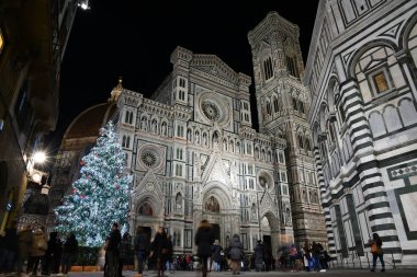 Floransa, Aralık 2018: Turist Piazza del Duomo Floransa ışıklı Noel ağacı. Santa Maria del Fiore ve Giotto'nun Çan Kulesi arka planda, sağdaki vaftizhane Katedrali
