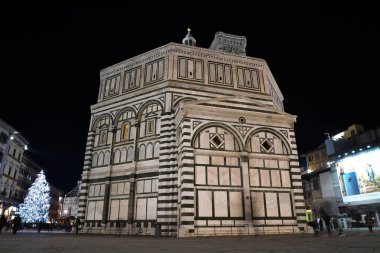 Floransa, Aralık 2018: Piazza del Duomo Floransa ışıklı Noel ağacı. Vaftizhane ön plan üzerinde. İtalya