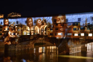 İtalya, Floransa, Aralık 2018: Ünlü Ponte Vecchio fırsatta F-ışık - ışık Festivali ile Leonardo da Vinci başyapıtlarından Noel sezonu boyunca ışıklı bir Floransa.