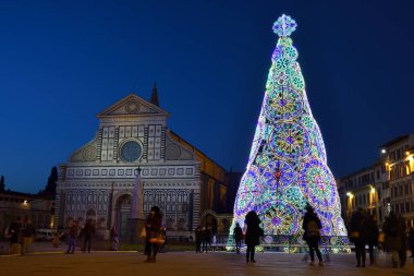 Florence, Aralık 2018: Işıklı Noel ağacı Piazza Santa Maria Novella Bazilikası ışık F-ışık Festivali, Noel sezonunda 2018 vesilesiyle arka plan üzerinde ile.