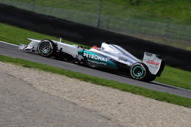 MUGELLO, İtalya - Mayıs 2012: Mercedes F1 takımından Michael Schumacher, Mugello pistinde Formula 1 Takım Günleri 'nde yarışıyor..