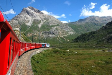 İsviçre: Temmuz 2012, kırmızı alp tren Bernina Express St.Moritz Bernina Pass İsviçre yakınındaki Tirano için.