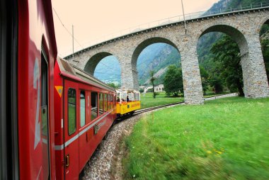İsviçre: Temmuz 2012, İsviçre dağ kırmızı tren Bernina Express Tirano St. Moritz yakınındaki Brusio Viyadüğü İsviçre için