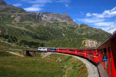 İsviçre: Temmuz 2012, kırmızı alp tren Bernina Express St.Moritz Bernina Pass İsviçre yakınındaki Tirano için.