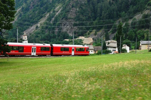 İsviçre: Temmuz 2012, İsviçre dağ kırmızı tren Bernina Express Tirano St. Moritz yakınındaki Brusio Viyadüğü İsviçre için