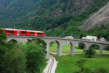 İsviçre, Temmuz 2012: Swiss Red tren Bernina Express geçişte Brusio Viyadüğü, İtalya ve İsviçre