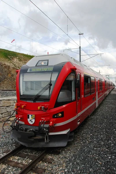 İsviçre, Temmuz 2012: Ünlü kırmızı alp tren Ospizio Bernina İstasyonu (Bernina Pass İsviçre Bernina Express (dan St.Moritz Tirano için))