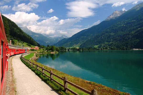 Švýcarsko Červenec 2012 Švýcarský Horský Vlak Bernina Express Jezero Poschiavo — Stock fotografie