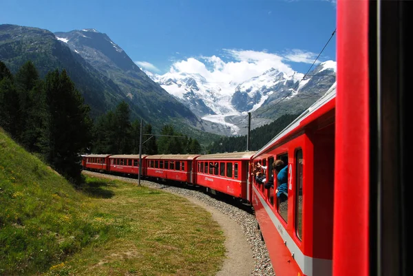 İsviçre, Temmuz 2012: The Bernina Express tren Rhaetian Demiryolu ile Morteratsch buzul arka planda, İsviçre.