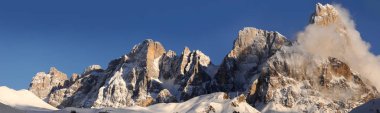 Larches arka plan üzerinde Pale di San Martino dolomitik grupla Passo Rolle CIMON della Pala ile kışın. Trentino Alto Adige İtalya.