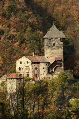Bolzano, Ekim 2017: Branzoll kale veya Torre del Capitano. Kaptan Kulesi ne castel Branzoll, Onüçüncü-güçlendirilmiş Chiusa South Tyrol, İtalya için bina yüzyıl kalır olduğunu.