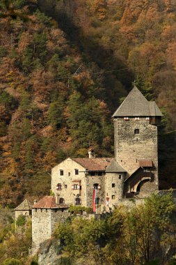 Bolzano, Ekim 2017: Branzoll kale veya Torre del Capitano. Kaptan Kulesi ne castel Branzoll, Onüçüncü-güçlendirilmiş Chiusa South Tyrol, İtalya için bina yüzyıl kalır olduğunu.