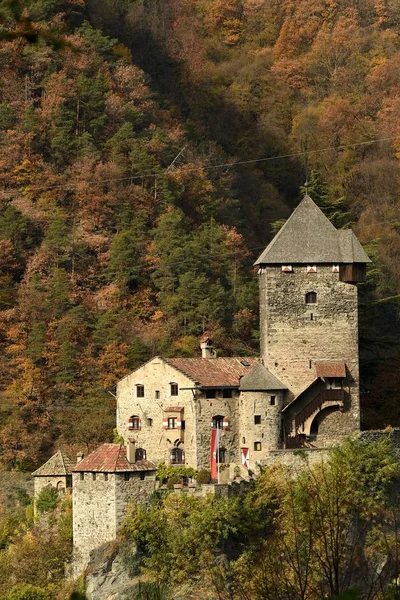 Bolzano, Ekim 2017: Branzoll kale veya Torre del Capitano. Kaptan Kulesi ne castel Branzoll, Onüçüncü-güçlendirilmiş Chiusa South Tyrol, İtalya için bina yüzyıl kalır olduğunu.