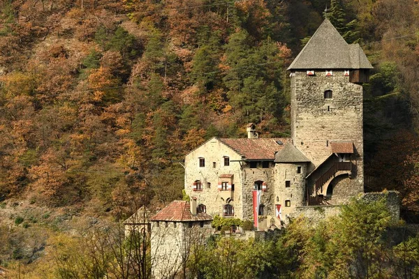 Bolzano, Ekim 2017: Branzoll kale veya Torre del Capitano. Kaptan Kulesi ne castel Branzoll, Onüçüncü-güçlendirilmiş Chiusa South Tyrol, İtalya için bina yüzyıl kalır olduğunu.