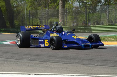 21 Nisan 2018: Baudoin, Michel Fr çalıştırın tarihi 1978 F1 araba Hesketh 308e ile Motor efsane Festivali 2018 İtalya Imola pistinde sırasında.
