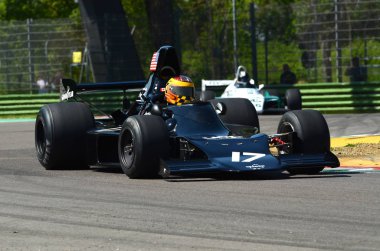 21 Nisan 2018: Frieser, Keith Ca çalıştırın tarihi 1973 F1 araba gölge Dn1 ile Motor efsane Festivali 2018 İtalya Imola pistinde sırasında.