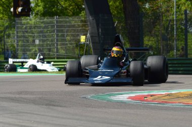 21 Nisan 2018: Frieser, Keith Ca çalıştırın tarihi 1973 F1 araba gölge Dn1 ile Motor efsane Festivali 2018 İtalya Imola pistinde sırasında.