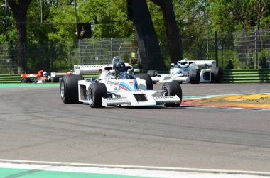 21 Nisan 2018: polis memuru Jamie Gb çalıştırın tarihi F1 araba gölge Dn8 ile Motor efsane Festivali 2018 İtalya Imola pistinde sırasında.