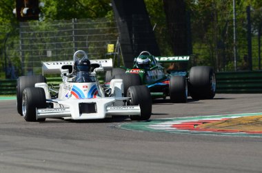 21 Nisan 2018: polis memuru Jamie Gb çalıştırın tarihi F1 araba gölge Dn8 ile Motor efsane Festivali 2018 İtalya Imola pistinde sırasında.