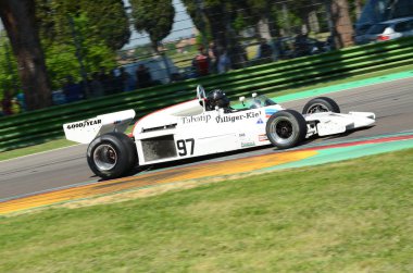 21 Nisan 2018: polis memuru Jamie Gb çalıştırın tarihi F1 araba gölge Dn8 ile Motor efsane Festivali 2018 İtalya Imola pistinde sırasında.