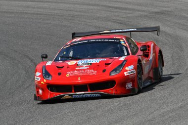 İtalya 29 Mart, 2019: Ferrari 488 Gt3 of Bohemia enerji yarışı Scuderia Praha Çek Cumhuriyeti eylem 12 h Mugello devre de Hankook yarış sırasında Ji Psak/Josef Kral/Matteo Malucelli tarafından tahrik ekibi ile.