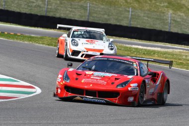 İtalya 29 Mart, 2019: Ferrari 488 Gt3 of Bohemia enerji yarışı Scuderia Praha Çek Cumhuriyeti eylem 12 h Mugello devre de Hankook yarış sırasında Ji Psak/Josef Kral/Matteo Malucelli tarafından tahrik ekibi ile.