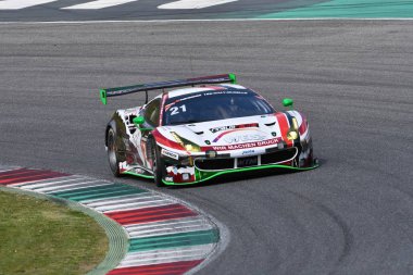 İtalya - 29 Mart, 2019: Ferrari 488 Gt3 Wochenspiegel takım Monschau Almanya eylem 12 h Mugello devre de Hankook yarış sırasında David Perel/Nico Menzel/Oliver Kainz'de/Leonard Weiss tarafından tahrik.