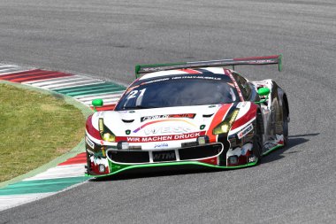 İtalya - 29 Mart, 2019: Ferrari 488 Gt3 Wochenspiegel takım Monschau Almanya eylem 12 h Mugello devre de Hankook yarış sırasında David Perel/Nico Menzel/Oliver Kainz'de/Leonard Weiss tarafından tahrik.