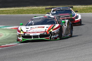 İtalya - 29 Mart, 2019: Ferrari 488 Gt3 Wochenspiegel takım Monschau Almanya eylem 12 h Mugello devre de Hankook yarış sırasında David Perel/Nico Menzel/Oliver Kainz'de/Leonard Weiss tarafından tahrik.