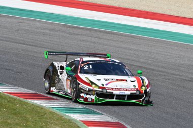 İtalya - 29 Mart, 2019: Ferrari 488 Gt3 Wochenspiegel takım Monschau Almanya eylem 12 h Mugello devre de Hankook yarış sırasında David Perel/Nico Menzel/Oliver Kainz'de/Leonard Weiss tarafından tahrik.
