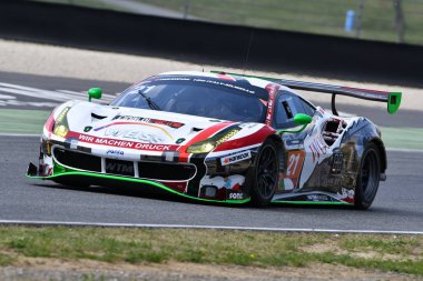 İtalya - 29 Mart, 2019: Ferrari 488 Gt3 Wochenspiegel takım Monschau Almanya eylem 12 h Mugello devre de Hankook yarış sırasında David Perel/Nico Menzel/Oliver Kainz'de/Leonard Weiss tarafından tahrik.
