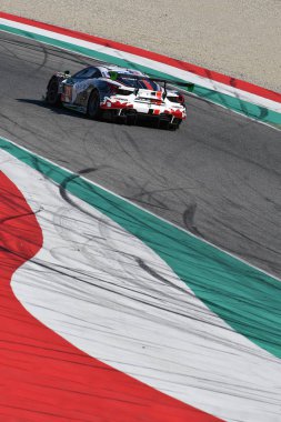 İtalya - 29 Mart, 2019: Ferrari 488 Gt3 Wochenspiegel takım Monschau Almanya eylem 12 h Mugello devre de Hankook yarış sırasında David Perel/Nico Menzel/Oliver Kainz'de/Leonard Weiss tarafından tahrik.