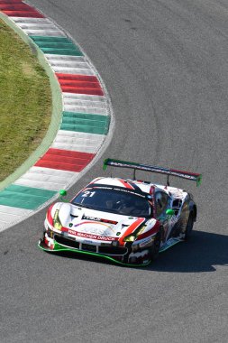 İtalya - 29 Mart, 2019: Ferrari 488 Gt3 Wochenspiegel takım Monschau Almanya eylem 12 h Mugello devre de Hankook yarış sırasında David Perel/Nico Menzel/Oliver Kainz'de/Leonard Weiss tarafından tahrik.