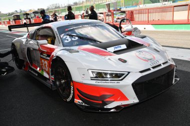 İtalya - 29 Mart, 2019: Audi R8 Lms 2019, araba koleksiyonu Motorsport Almanya 12 h Mugello devre de Hankook yarış sırasında çukur şeritte Stefan Aust/Christian Bollrath/Simon Reicher/Peter Schmidt tarafından tahrik takımı.