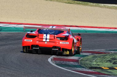 İtalya-29 Mart, 2019: Andrea Montermini/Andrea Fontana/Wolfgang Triller tarafından yürütülen Rinaldi yarış takımının Ferrari 488 GT3 'si, Mugello devresinde 12h Hankook yarışı sırasında hareket halinde.